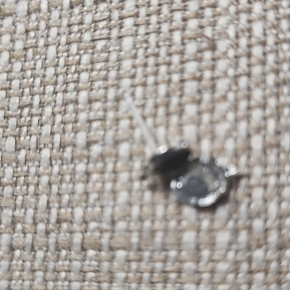 Elegant Black Stud Earrings - Picture 2 of 2